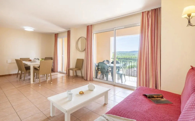 Apartment With Wave Pools Access