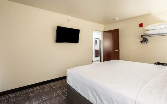 Cobblestone Hotel & Suites - Newport