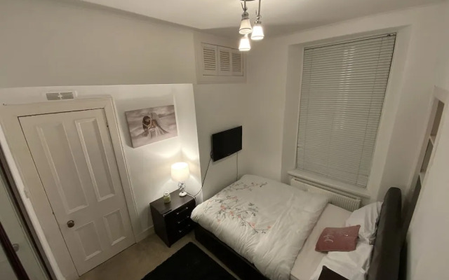 Apartment - Sleeps2 - City Centre - Parking - Yard