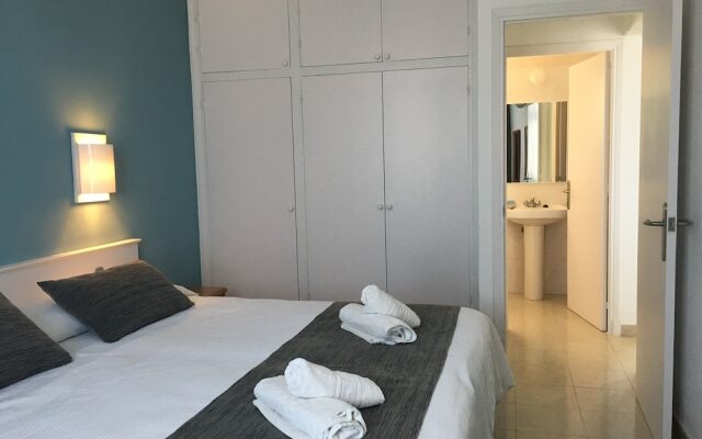 Отель ApartHotel Voramar Испания, Кала-эн-Форкат - отзывы, цены и фото номеров - забронировать отель ApartHotel Voramar онлайн комната для гостей