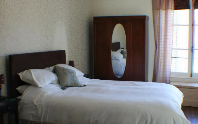 Le Voltaire Chambres et Table d'Hotes