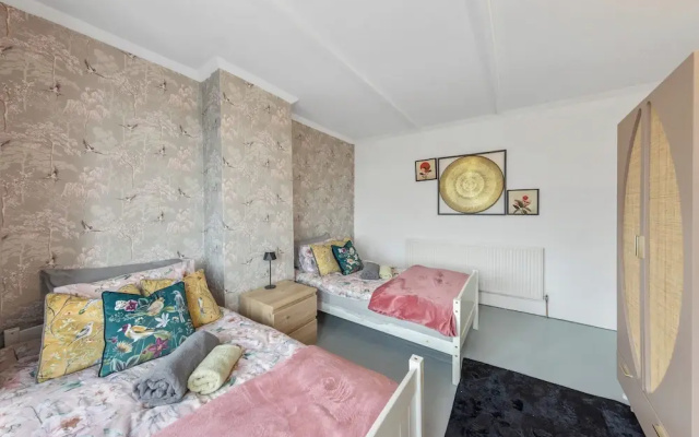 4 Bd House - Sleeps 8 With Garden & Parking