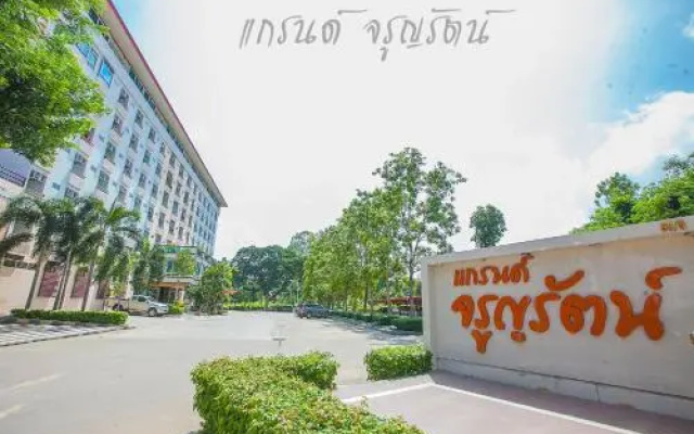Grand Charoonrat Apartment