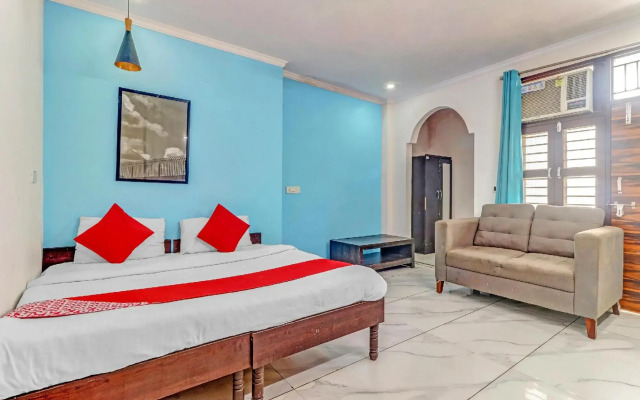 OYO Flagship 70237 Cozy Stay Deluxe
