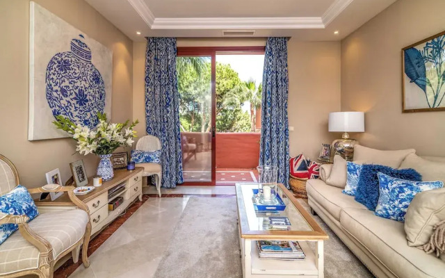 Luxury 2-bed Apartment Elviria - Pool, Sauna & gym