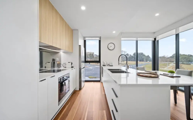 Inner-city 2-bed With Large Balcony, Garden & Gym