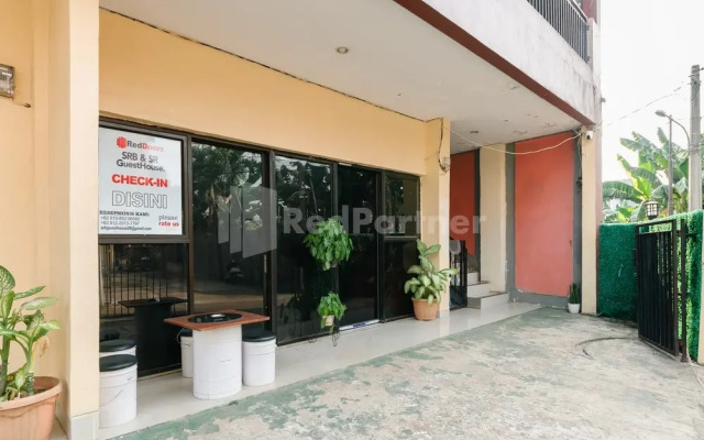 SR Residence Near Mall Ciputra Cibubur Mitra RedDoorz