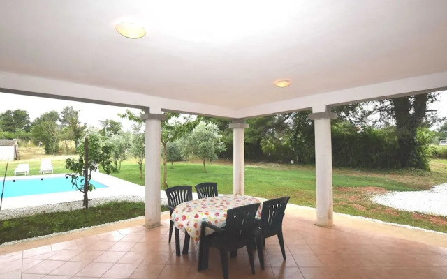 Modern Pool Apartment in Banjole