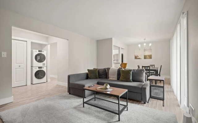 Relaxing 2BR 2BA Unit in the City