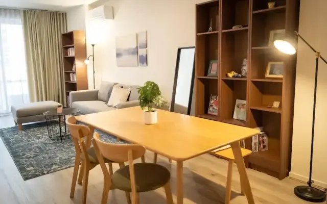 Convenient 2-bed Apartment in Melbourne's Heart