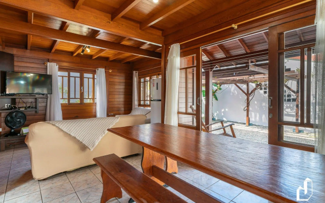 Casa Com 03 Dormitórios