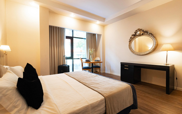 Best Western Plus Embassy Hotel