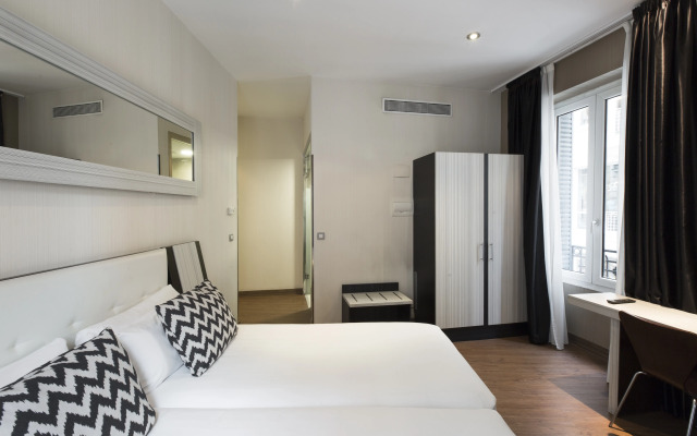 Отель Petit Palace Triball