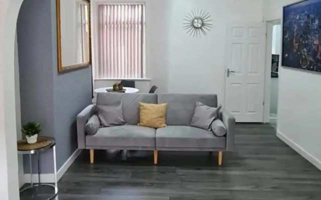 Salford - House - Sleeps 4 - Parking