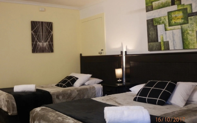 Flying Spur Motel