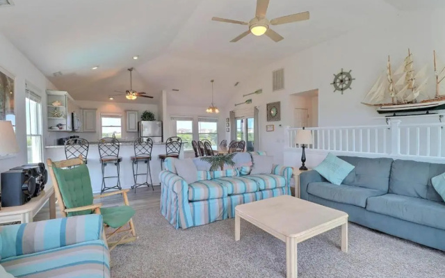 6170 - Poolside Paradise