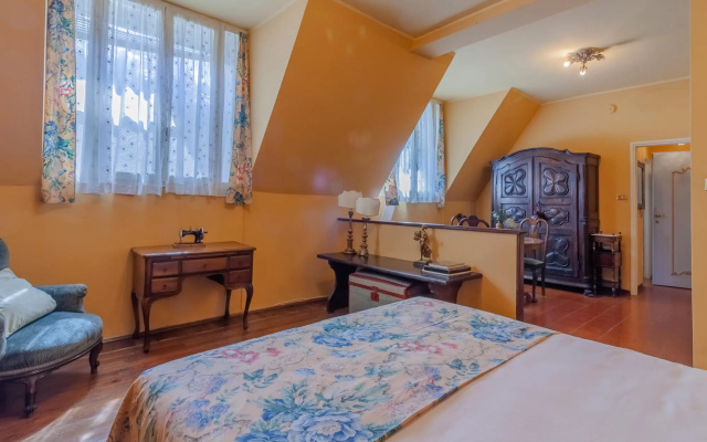Gothic Apartments - 1st-Floor Studio 1