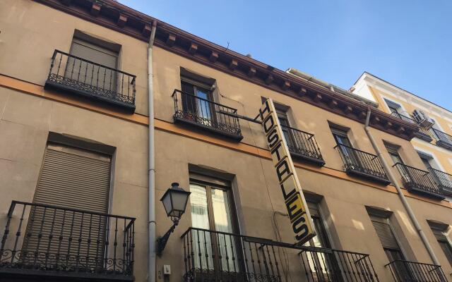 Отель Hostal Los Perales вид на фасад