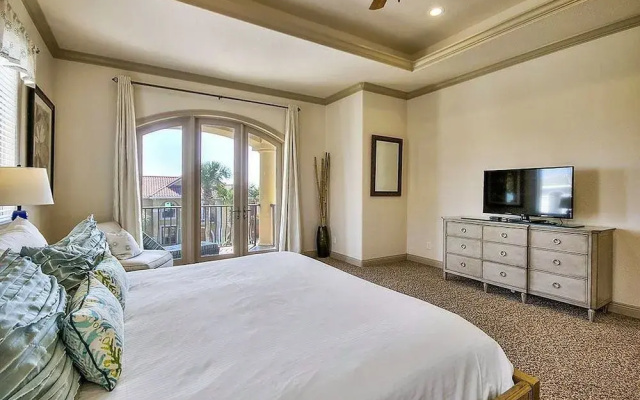 Casa de Palms by RedAwning