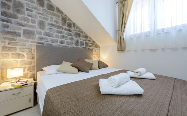 Holiday Home with Private heated Pool, Sea view & Basketball Court