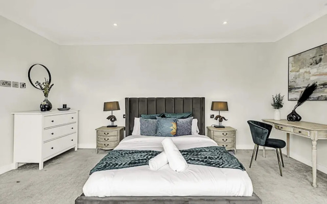 Beautiful Abode In Brentford