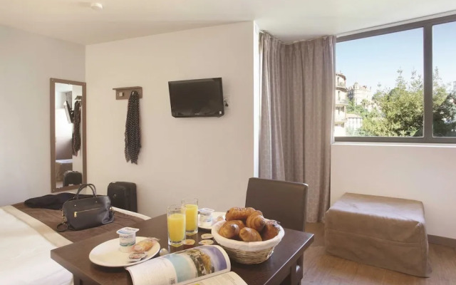 24m At 200m From Beach Residence With Pool