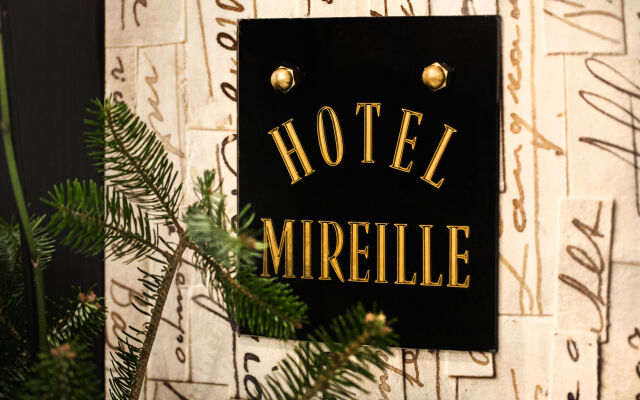 Отель Hôtel Le Mireille вид на фасад