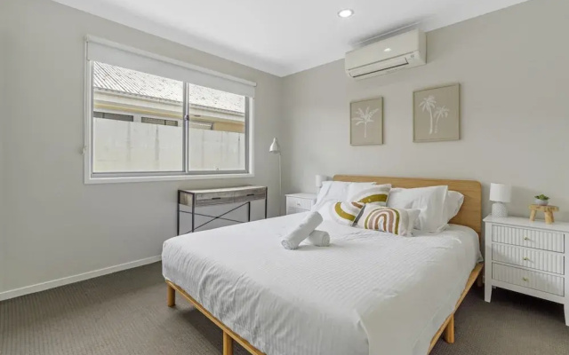 Spacious 4-bed House With Secure Parking