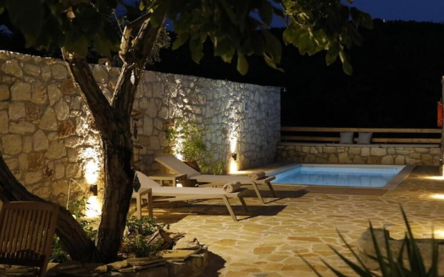 Ontas by Praxithea Traditional Home