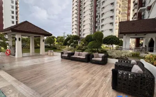 Seven-Eleven Inn 1BR Condo - Royal Oceancrest Mactan