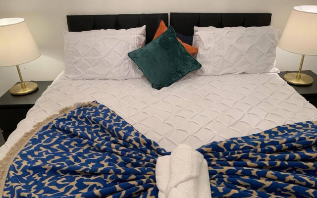 House- Sleeps 6 & Free Parking