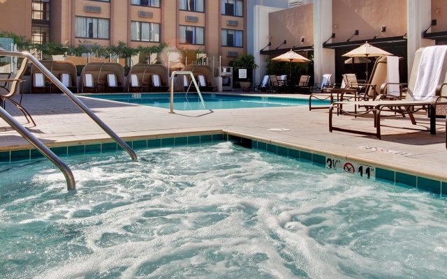 Holiday Inn Hotel & Suites Anaheim 2