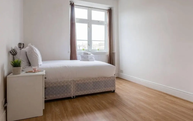 Spacious 2BR flat in Putney
