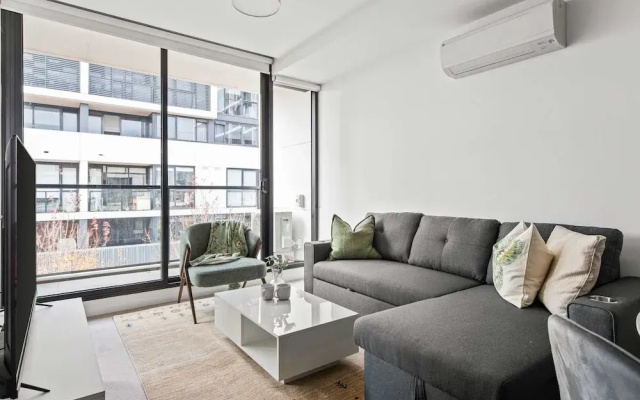 A Cozy 2BR Apt Next to The Yarra River