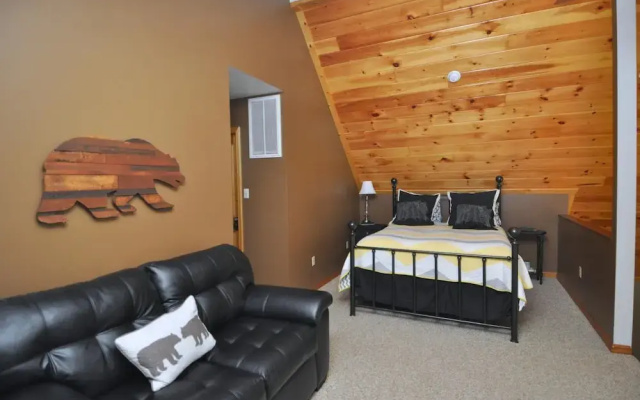 Sqyrls Nest - 3BR Retreat With a Hot Tub