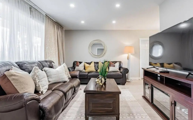 Cheerful 3 Bedroom - 2 Bath House Free Parking