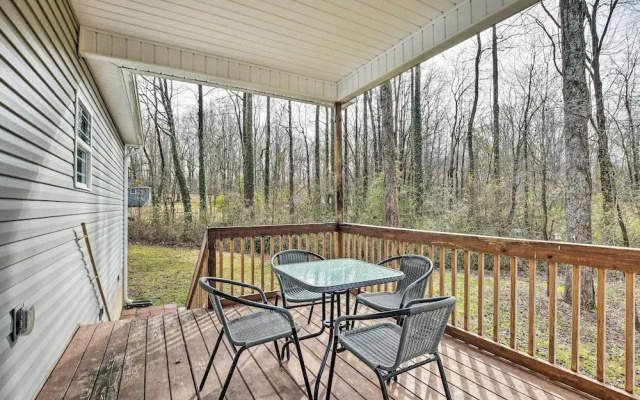 Peaceful Travelers Rest House: Yard & Deck