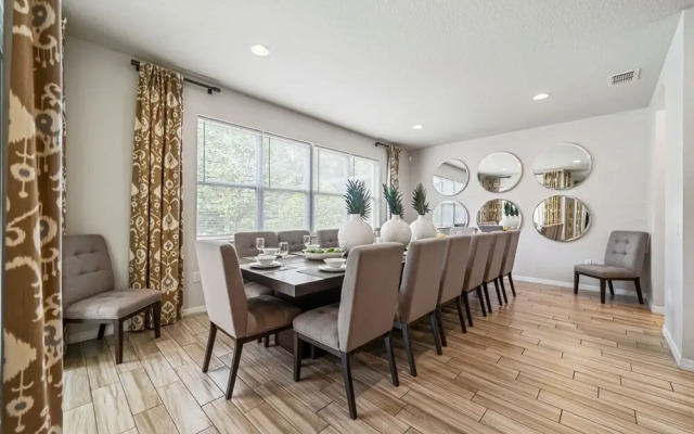 Spacious Home w/ Private Pool/spa! Sleeps 21
