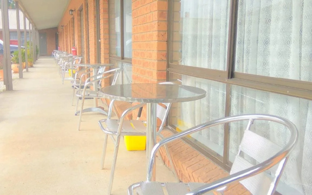 Holbrook Town Centre Motor Inn