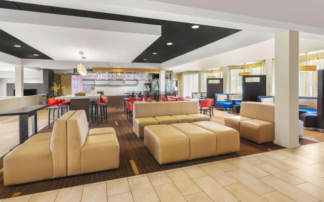 Super 8 by Wyndham Dallas Love Field Airport