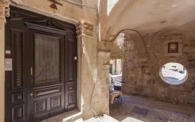 Amoret Apartments