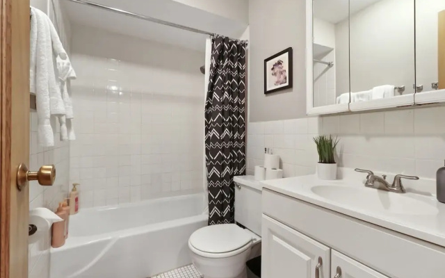 Fully Furnished Studio Apt in Lakeview