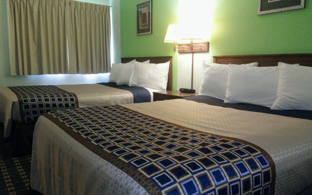 Super 8 by Wyndham Chisago City