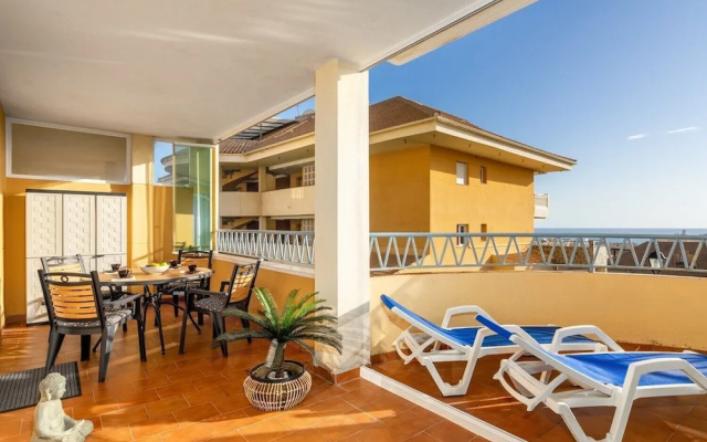 Stunning flat with open pool