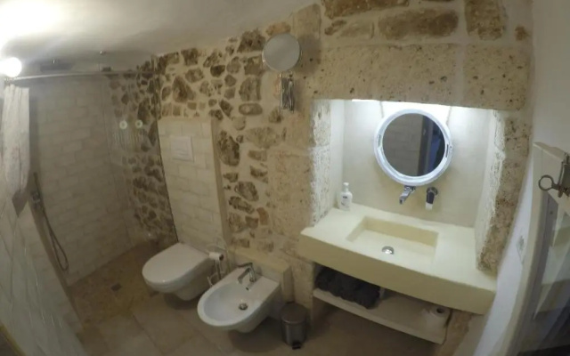 Biancostuni 81