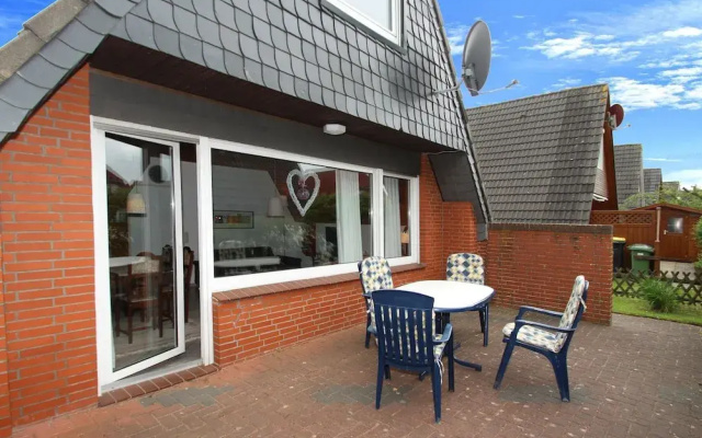 Ferienhaus Toms Hutte mit Terrasse in Dornum