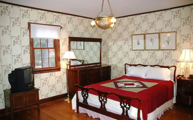 Nauvoo Grand Bed & Breakfast