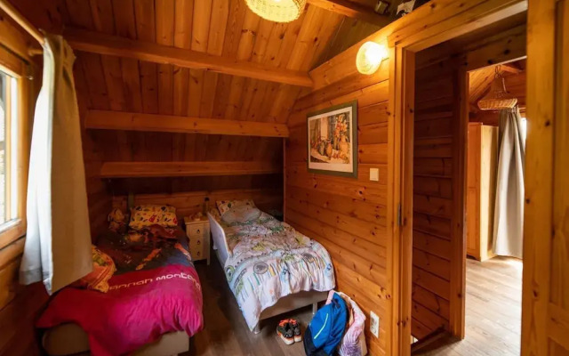 Forestside Chalet With Charm
