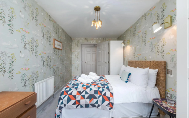 Spacious Fulham Apartment Close to the River by Underthedoormat