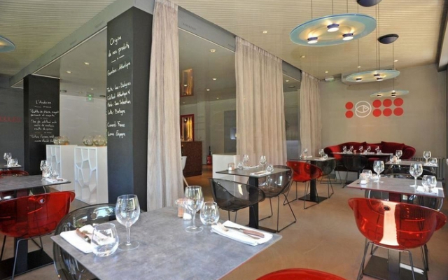 Le Miramont Rest. Des Petits Pois Sont Rouge